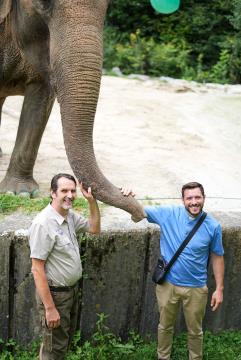 7 Župnik in Marjan Kastelic ob slonu